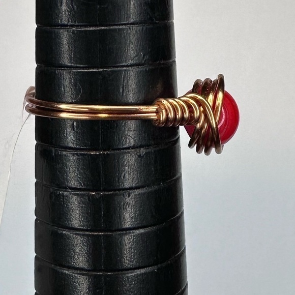 Red and white swirl ring glass bead copper wire wrap handmade - Picture 3 of 4